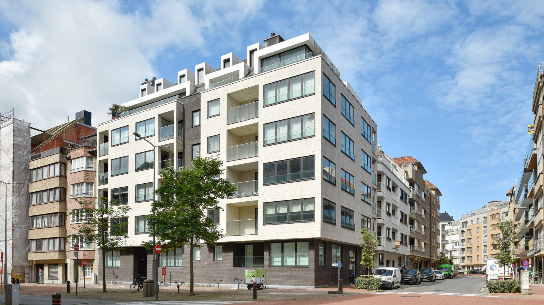 Ruim woonappartement gelegen op wandelafstand van de Zeedijk en het centrum van Knokke. Aankoop inpandige box mogelijk. foto {{pictureIndex}}