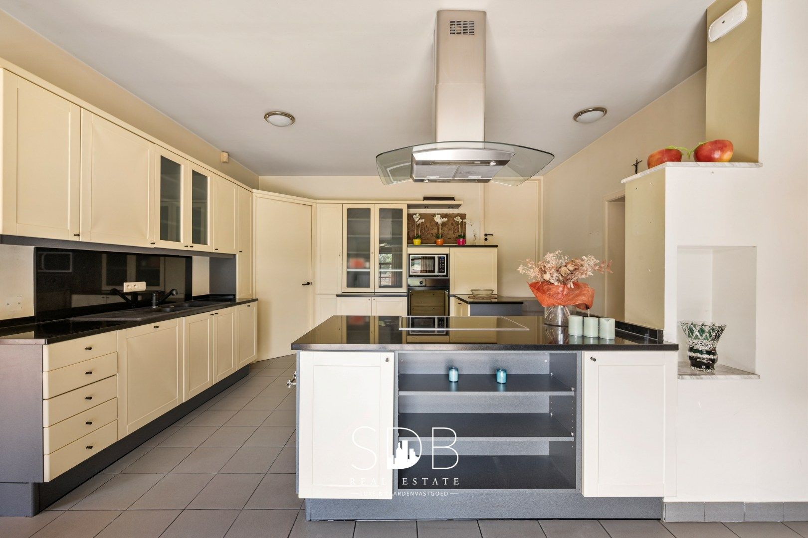 Hedendaagse villa met gezinstuin en graslanden op 7.496m² foto 13