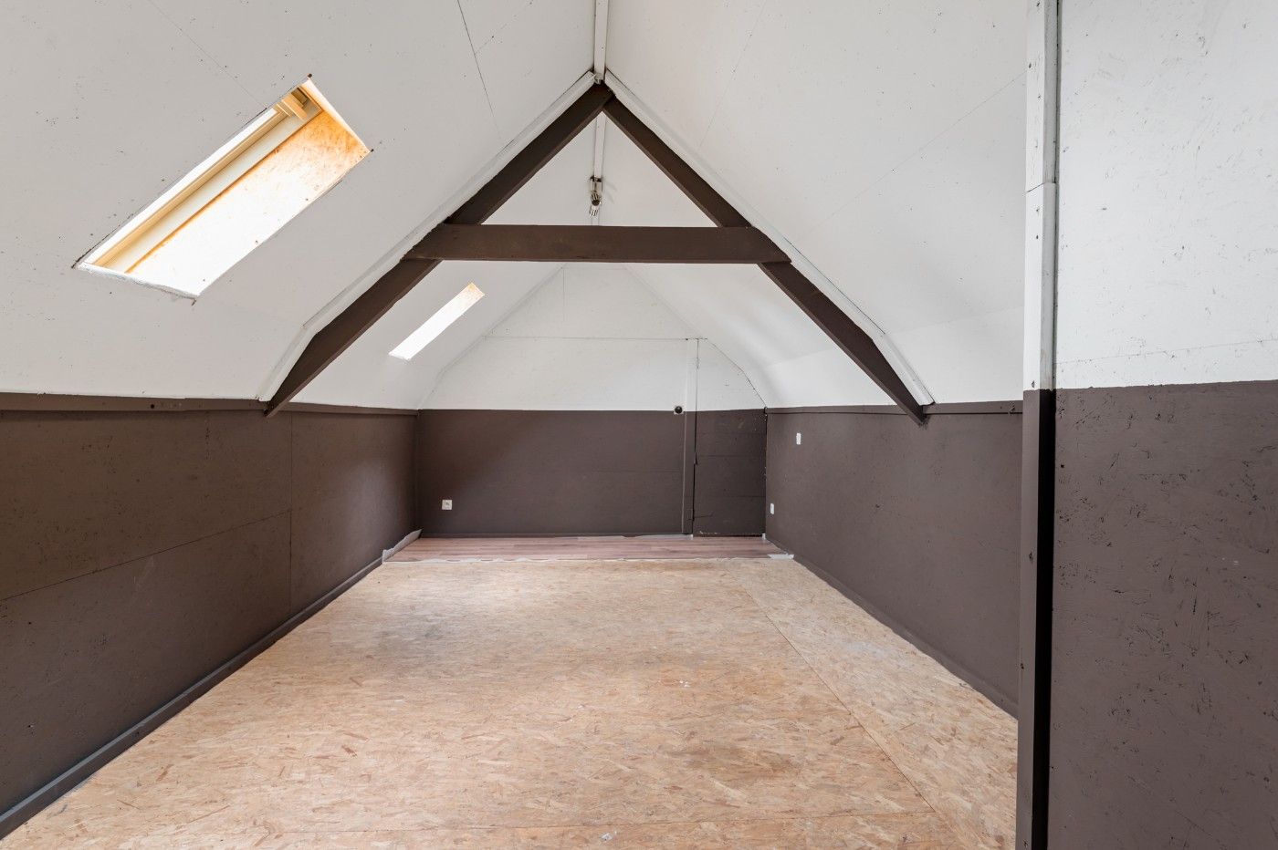 Karaktervolle, te renoveren woning met 4 slpk., garage en tuin foto 21