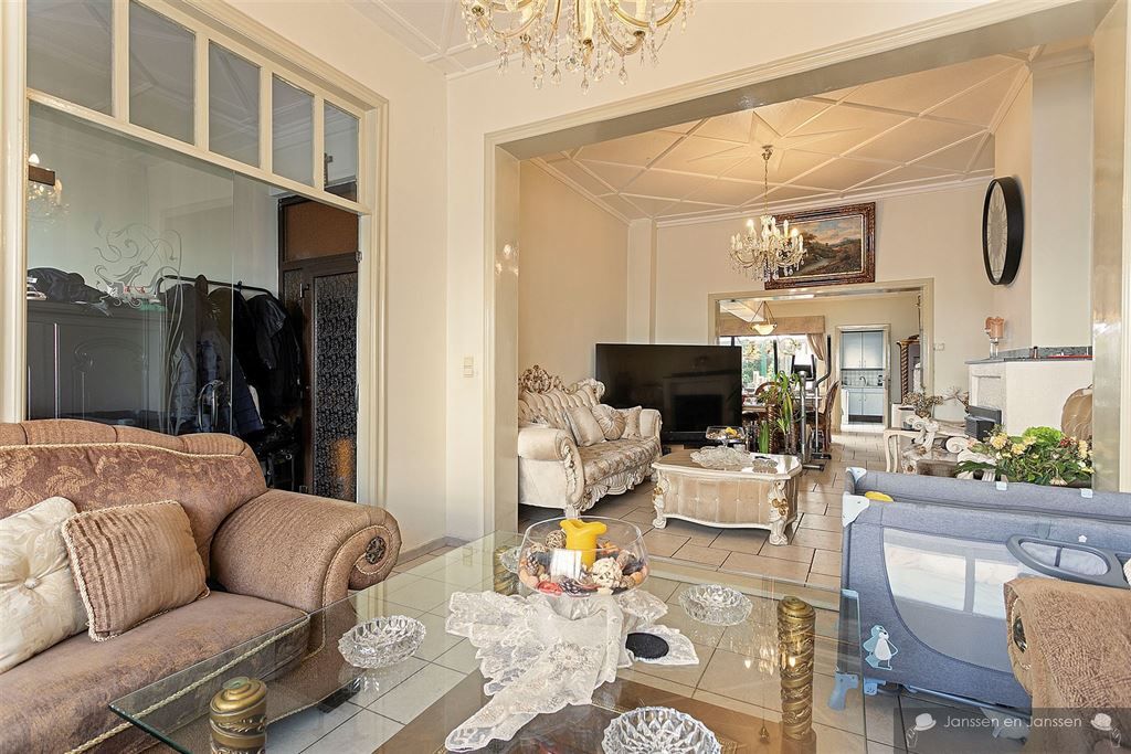 Zeer ruim huis met hoge plafonds, tuin en vier slaapkamers foto {{pictureIndex}}