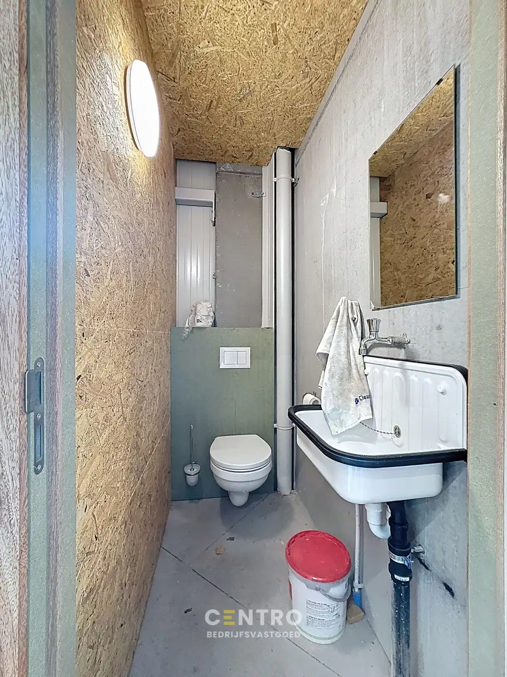 NB MAGAZIJN (345m²) met elektrische sectionaalpoort en sanitair blok te huur op industriezone "Herdersbrug" te 8000 Brugge foto 4