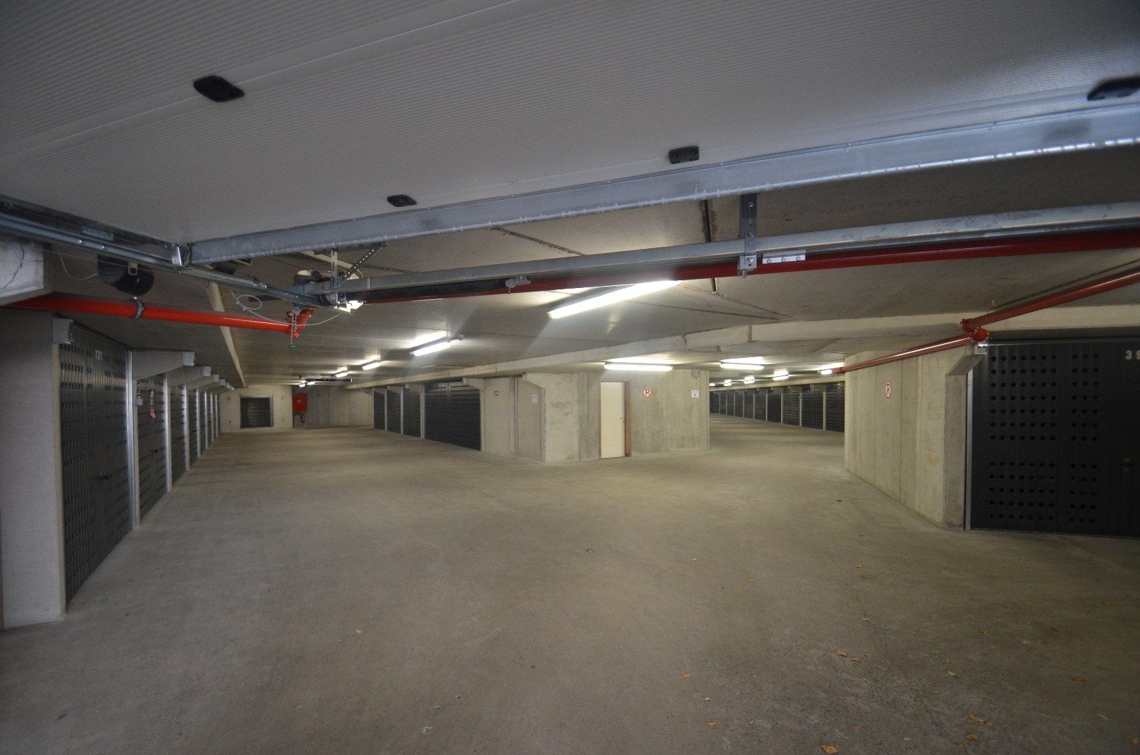 Gesloten garagebox centraal gelegen in het Zoute foto 2