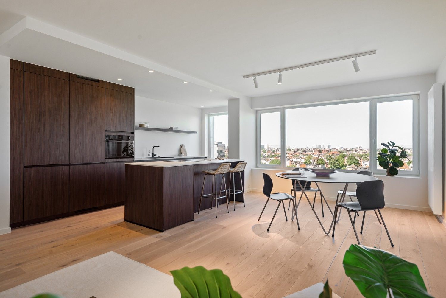 Volledig gerenoveerd appartement met fantastisch uitzicht te Berchem foto {{pictureIndex}}