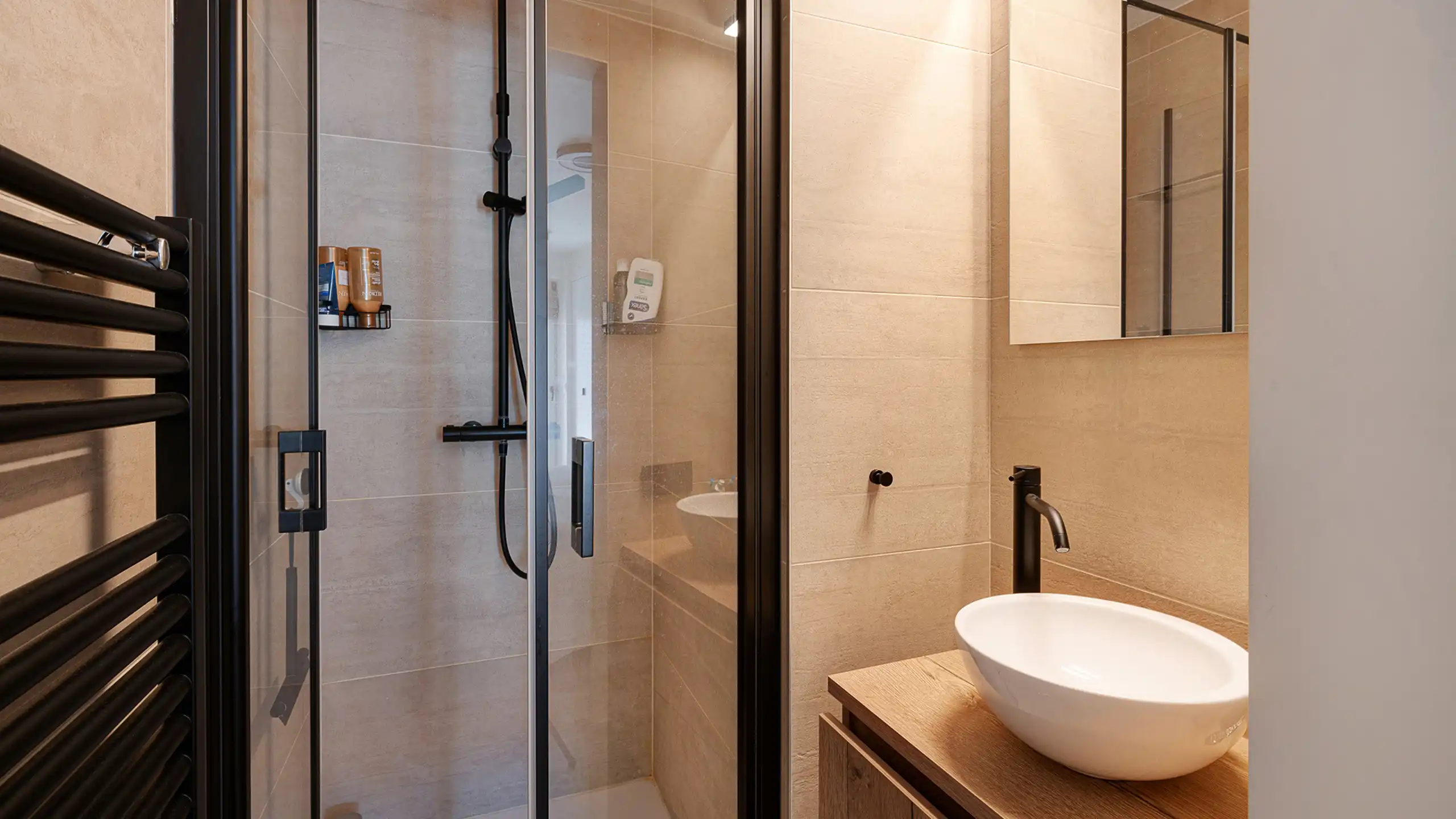 Lichtrijk gerenoveerd appartement met open zichten foto 20