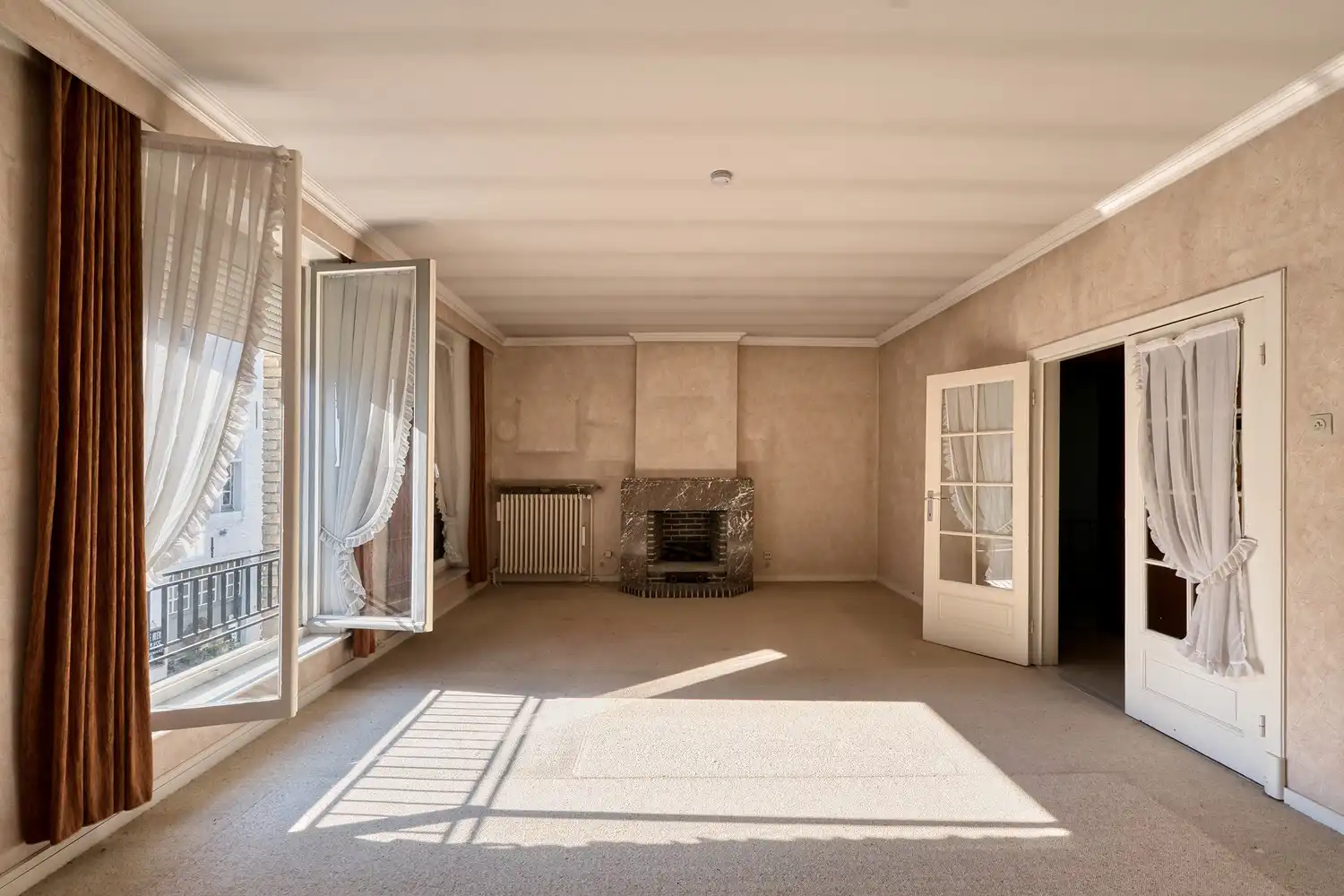 Hartje Brugge &nbsp;TOP &nbsp;TOERISTISCHE LIGGING , in de GOUDEN DRIEHOEK, Uitzonderlijk HANDELSPAND ( gevelbreedte 11 meter) &nbsp; &nbsp; &nbsp; &nbsp; &nbsp; &nbsp; &nbsp; &nbsp; &nbsp; &nbsp; &nbsp; &nbsp;&nbsp; LICHTRIJKE WINKELRUIMTE ,uitgevend op &nbsp;Exclusieve STADSPATIO met overdekte rondgang van 105m²+ GARAGE van 30 m² UNIEK&nbsp; IN BRUGGE op dergelijke ligging ! ERBOVEN lichtrijk ruim APPARTEMENT met zonneterras, foto 27