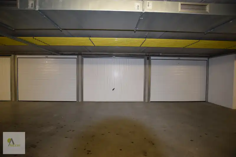Garage te koop  !  Perfecte ruimte voor uw voertuig! foto 3
