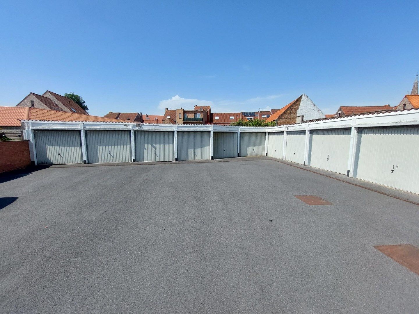Autostandplaats op binnenkoer foto 3