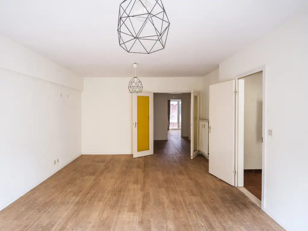 Regio Gent Zuid - Lichtrijk, op te frissen drieslaapkamer-appartement gelegen in een zijstraat van de muinkkaai met zicht op het water. foto 7