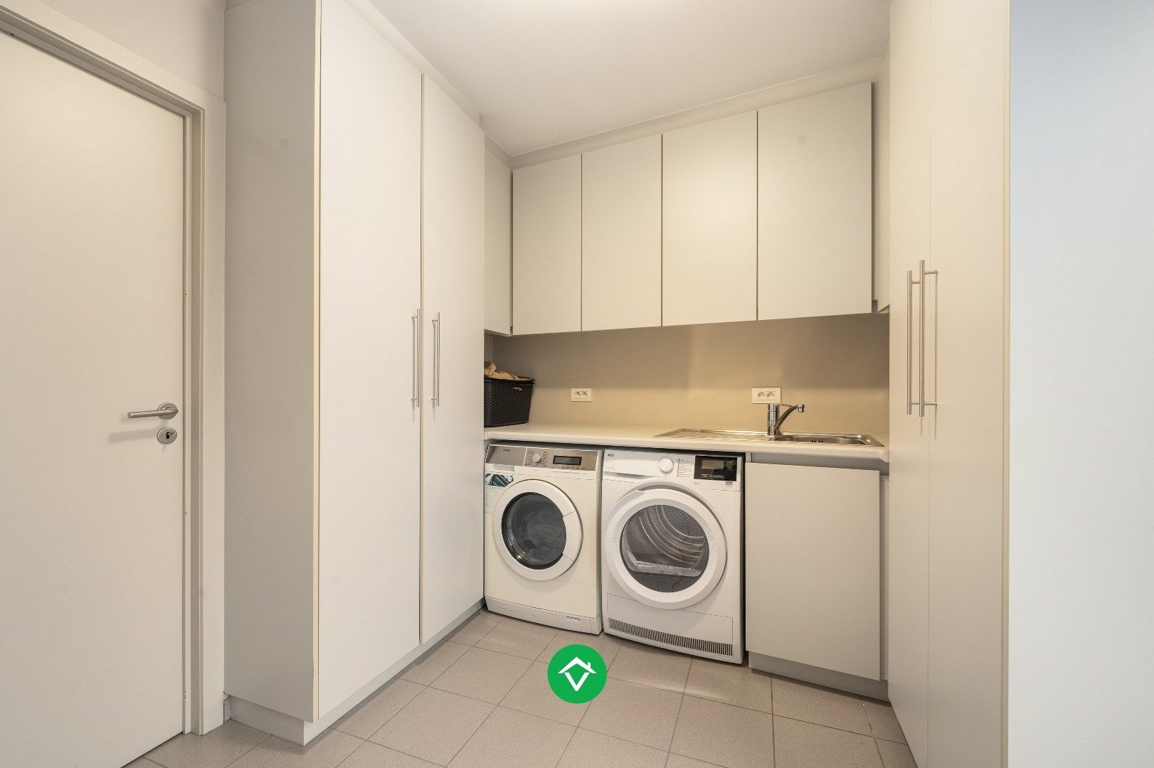 Instapklare topper met 4 slaapkamers en inpandige garage te koop in het centrum van Koekelare foto 11