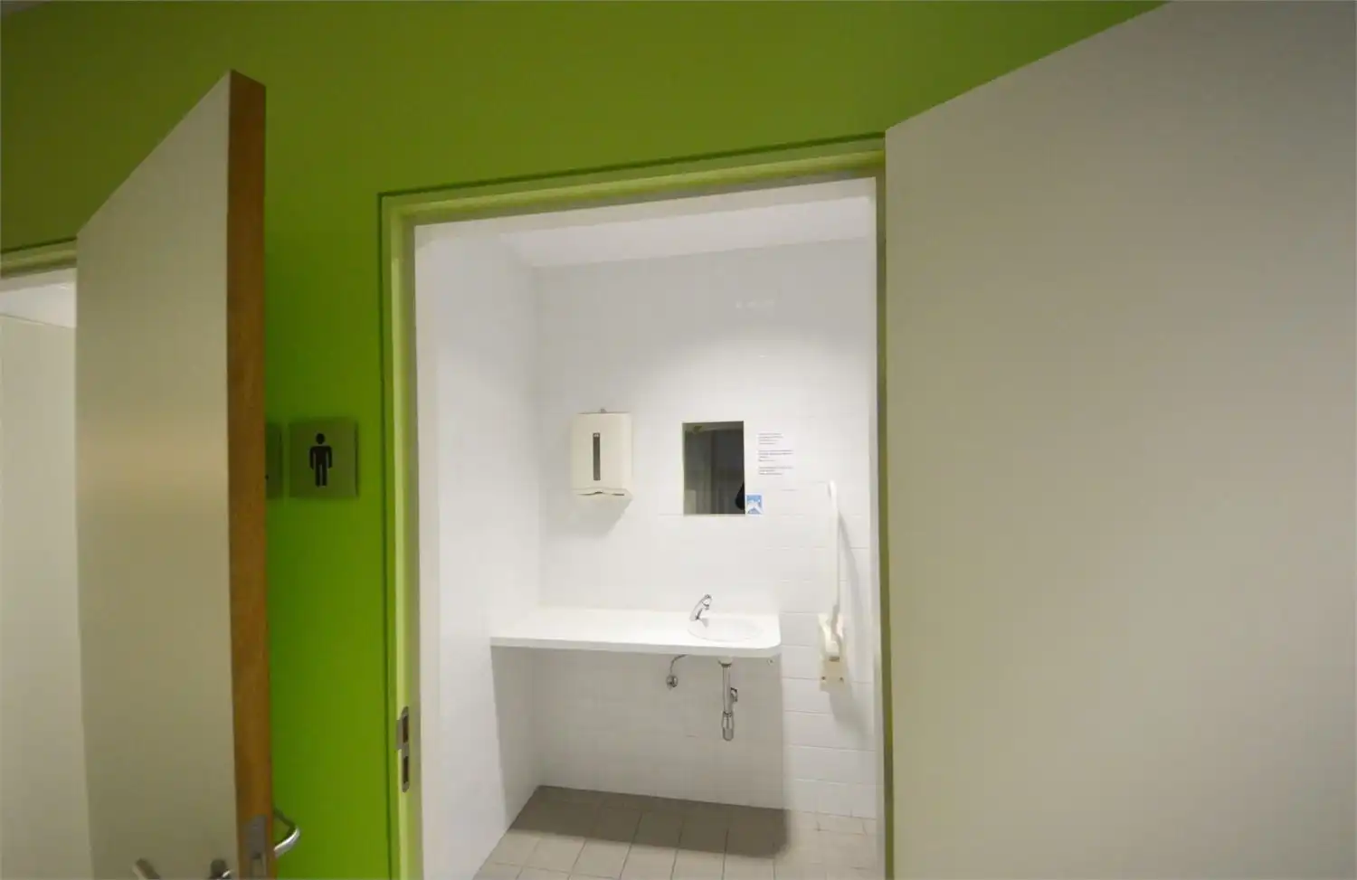 MODERN COMMERCIEEL PAND INCL. 6 PARKINGS foto 16