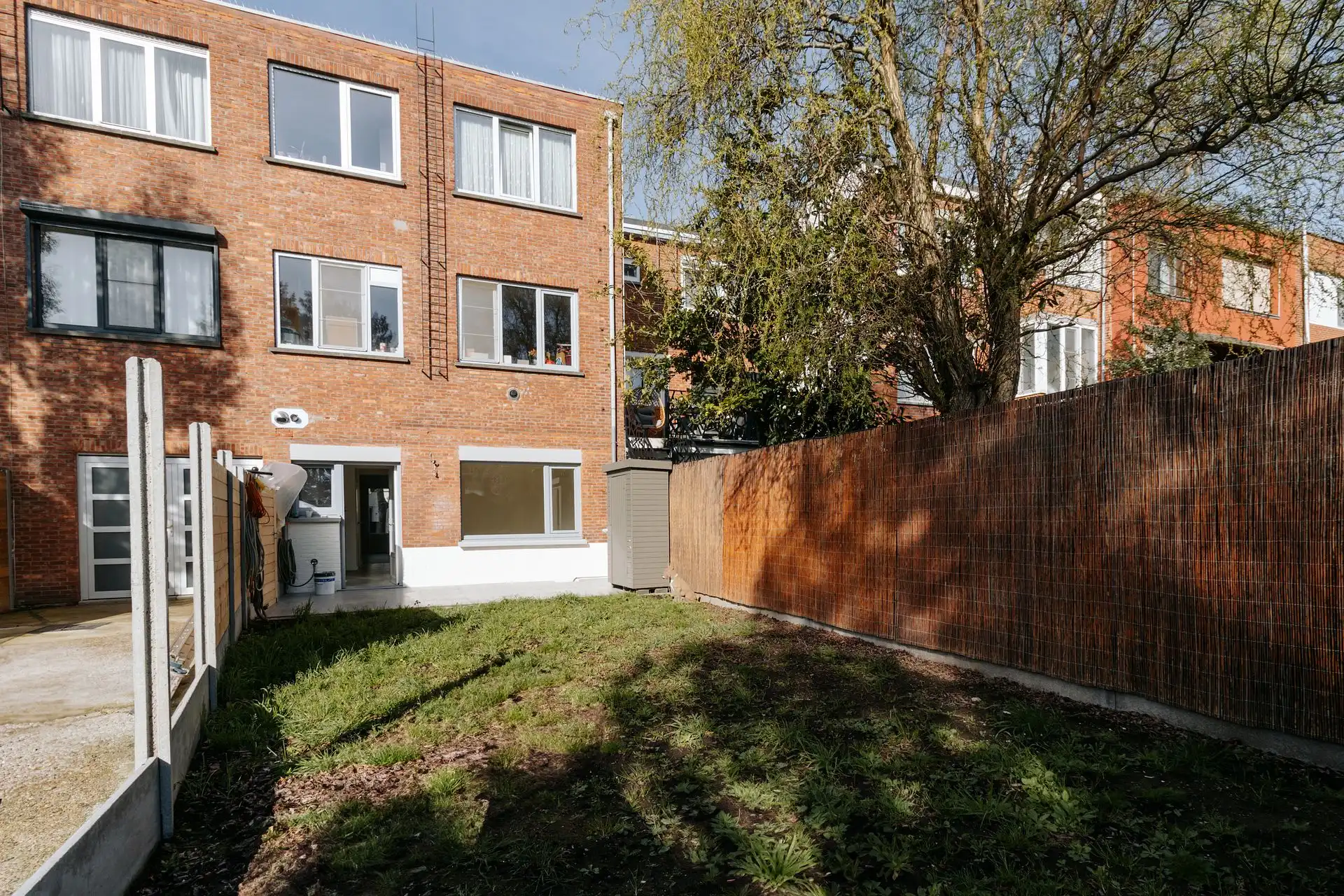 Gerenoveerd gelijkvloers appartement met tuin foto 14