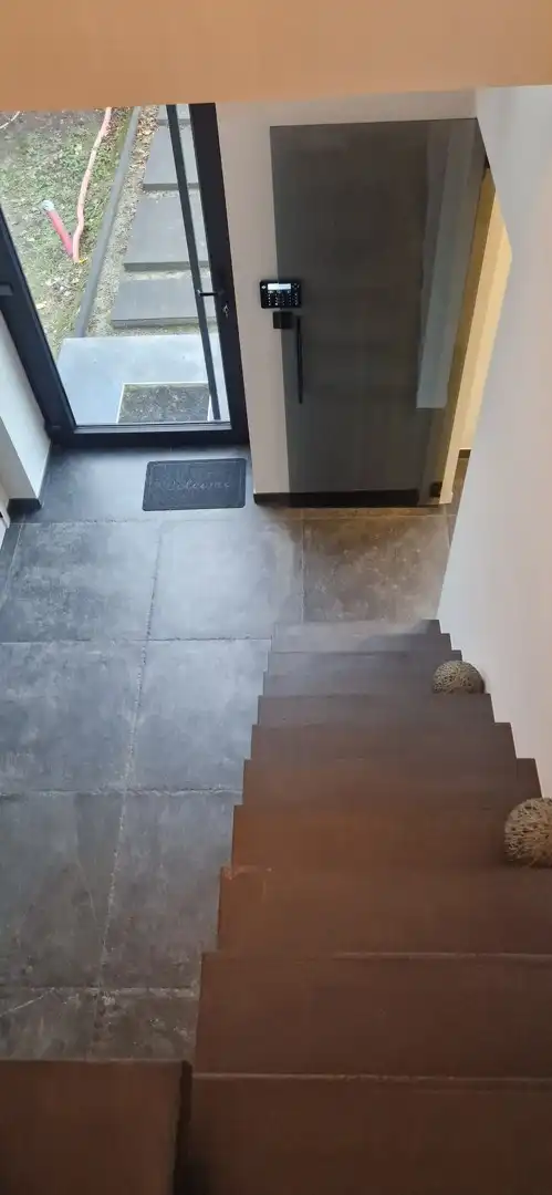Prachtig  gerenoveerde en rustig gelegen EENGEZINSWONING (2024), bewoonbaar: 192m², met mooie leefruimten, 3 slaapkamers, garage 2 wagens en grote tuin op 14 are 54 ca. foto 5