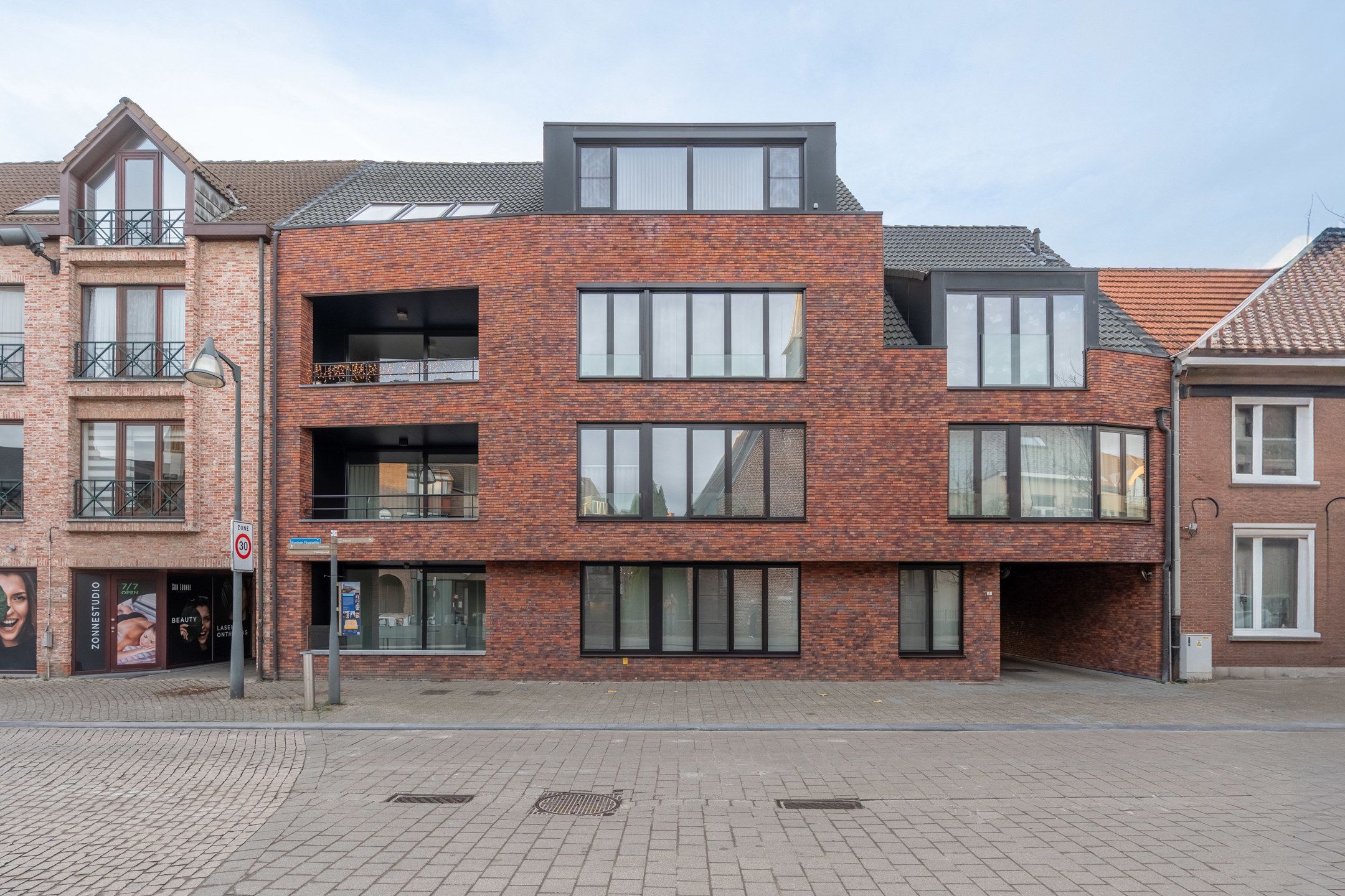 Zeer gunstig gelegen ondergrondse autostaanplaatsen te koop! foto 3