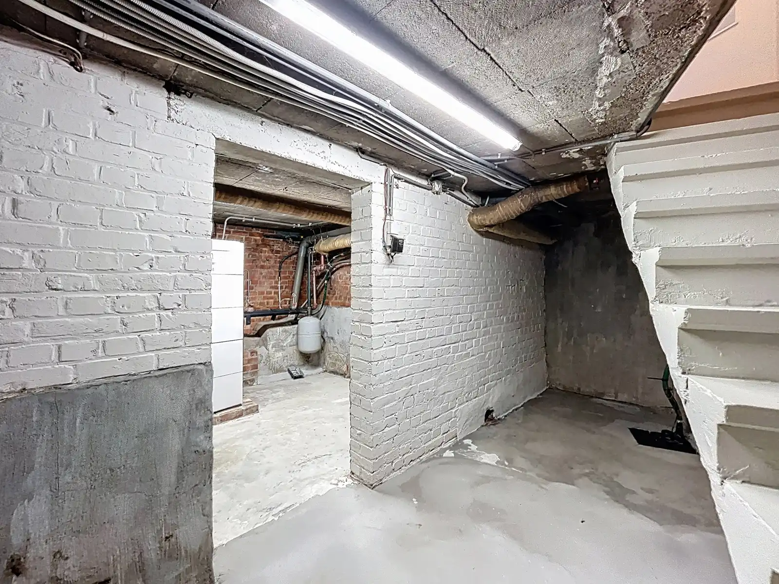 Rijwoning met 3 slpks en koer nabij het centrum foto 16