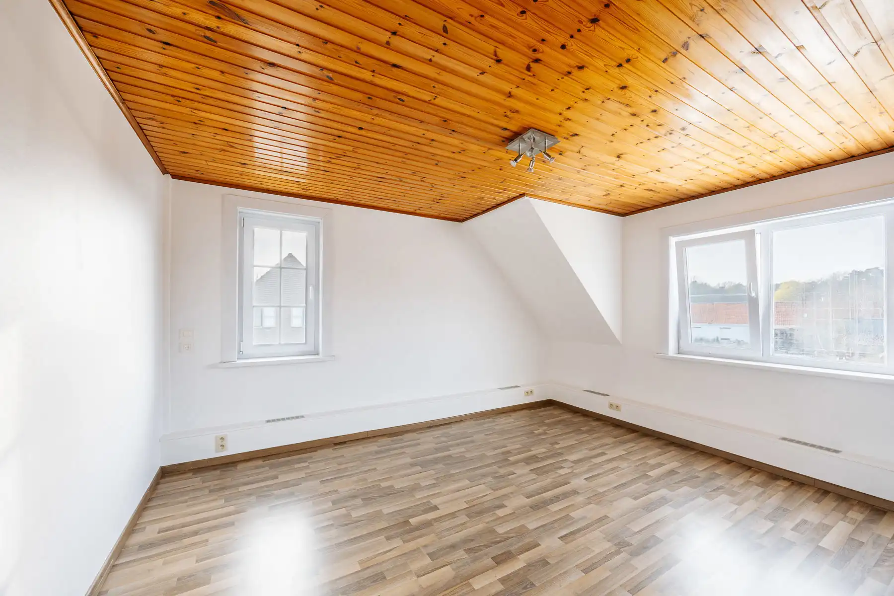 Ruime woonst met tuin, studio en veel parkeermogelijkheid foto 19