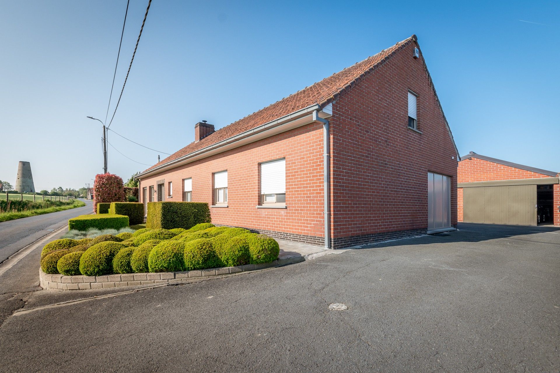 Rustig gelegen, ruime woning met magazijn foto 24
