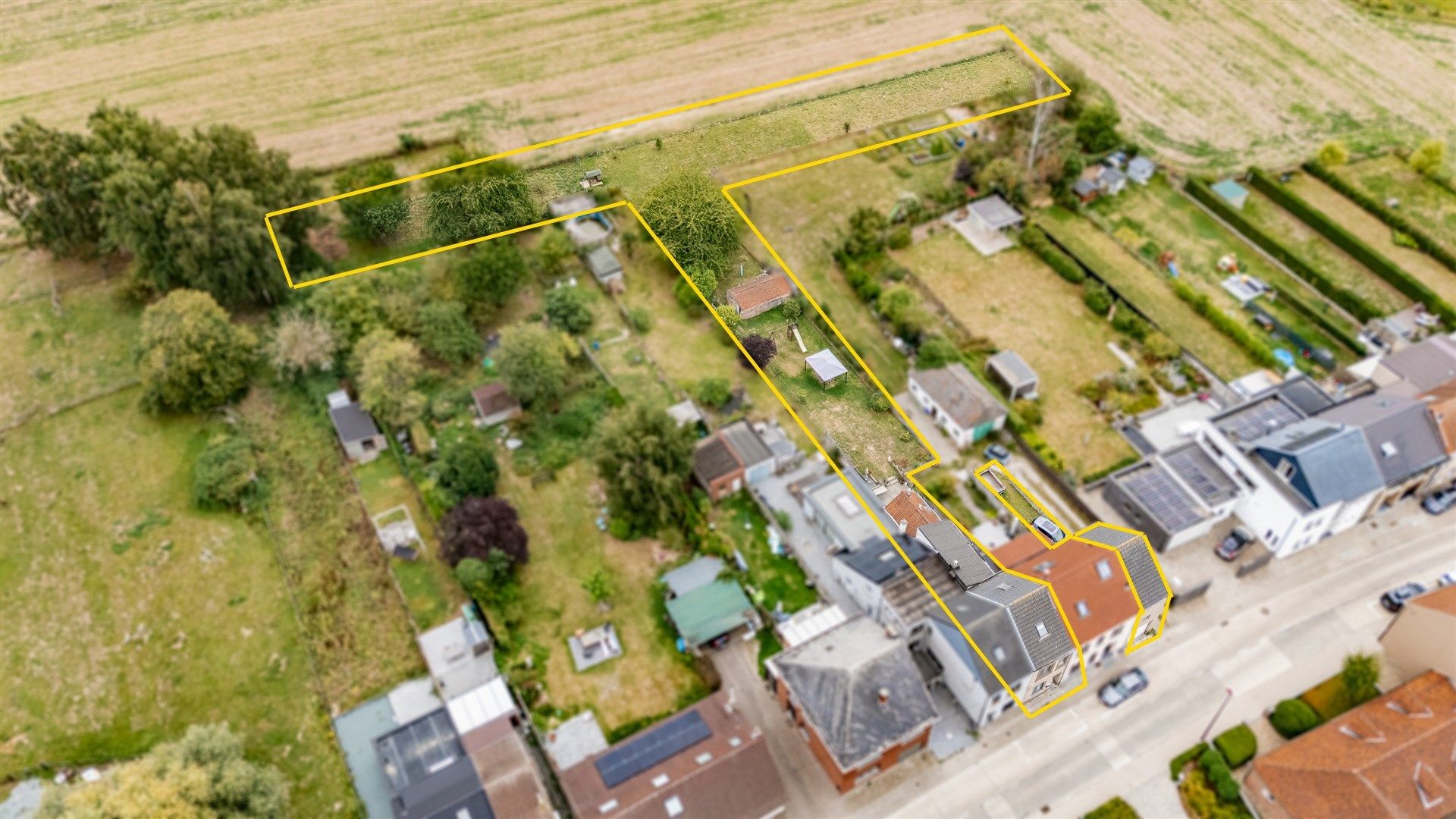 Gezinswoning met vier slaapkamers, garagegebouw en grote tuin op 1705 m² foto {{pictureIndex}}