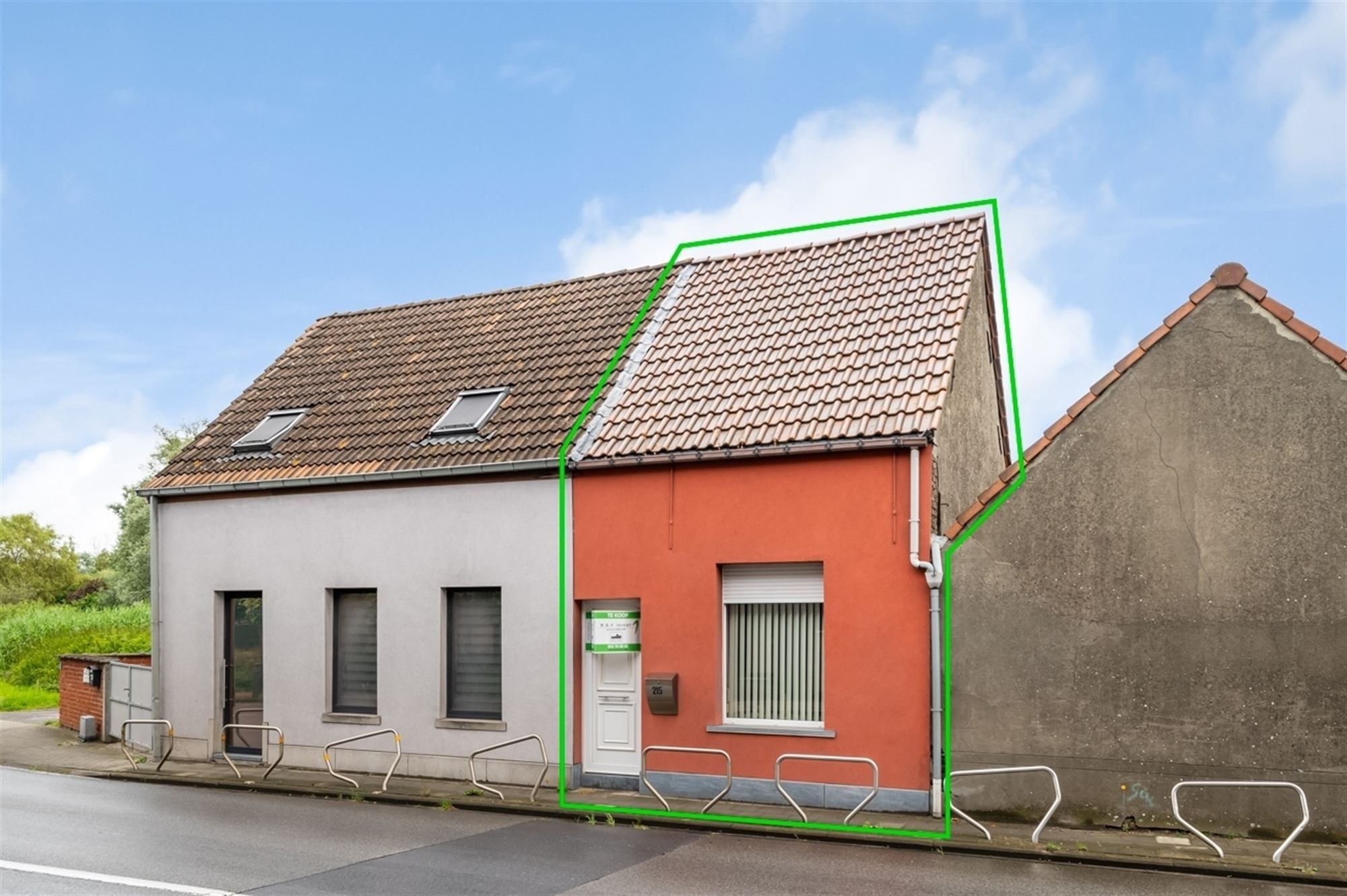 Hoofdfoto van de publicatie: Verder af te werken woning met tuin en garage te Gijzegem.