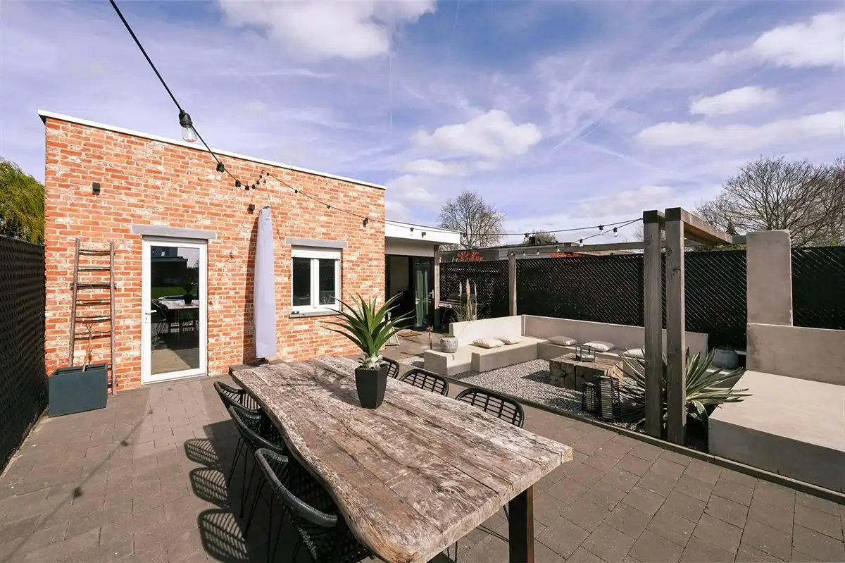 Geheel gerenoveerde woning met leuke tuin en grote garage foto 24