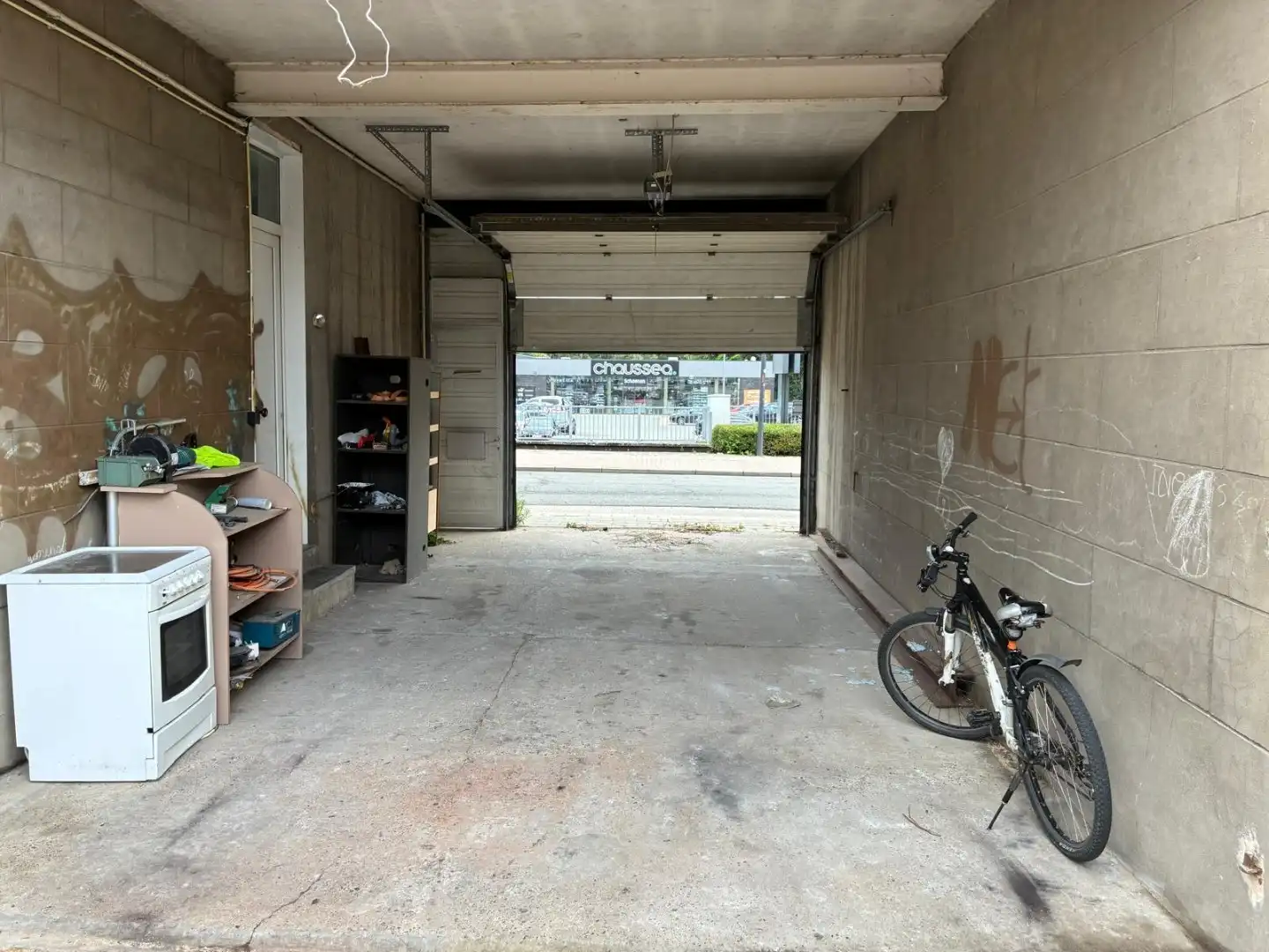 Te renoveren woning met magazijn en inrijpoort foto 2
