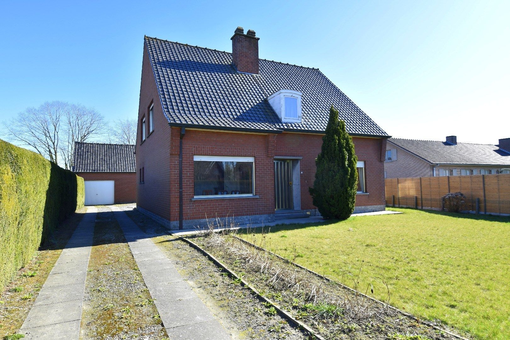 Hoofdfoto van de publicatie: Gezinswoning op een perceel van 1244 m² met 4 slaapkamers, zonnige tuin en dubbele garage te koop in Ooigem/Wielsbeke