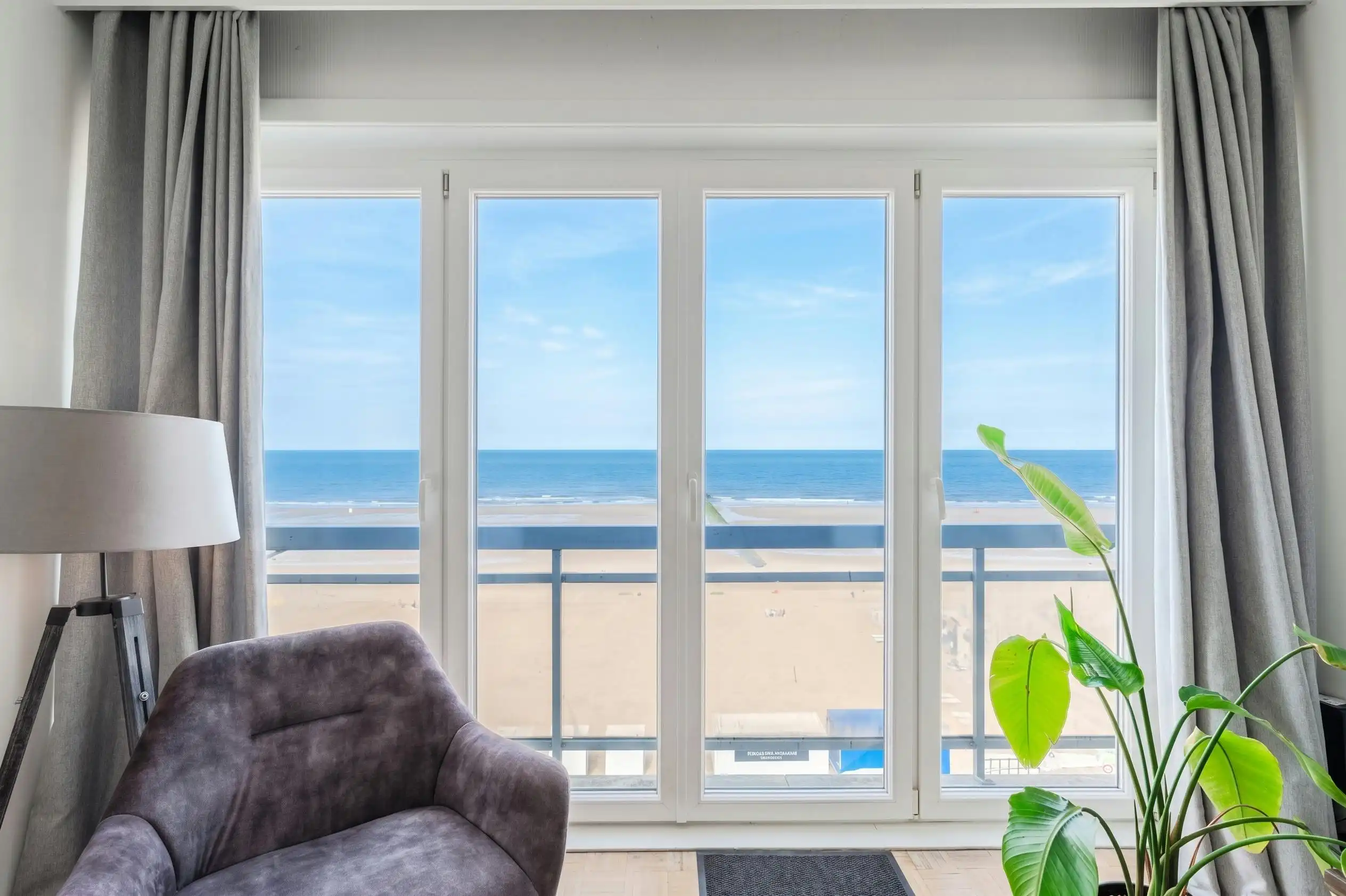 Ruime studio met prachtig frontaal zeezicht te Middelkerke foto 5