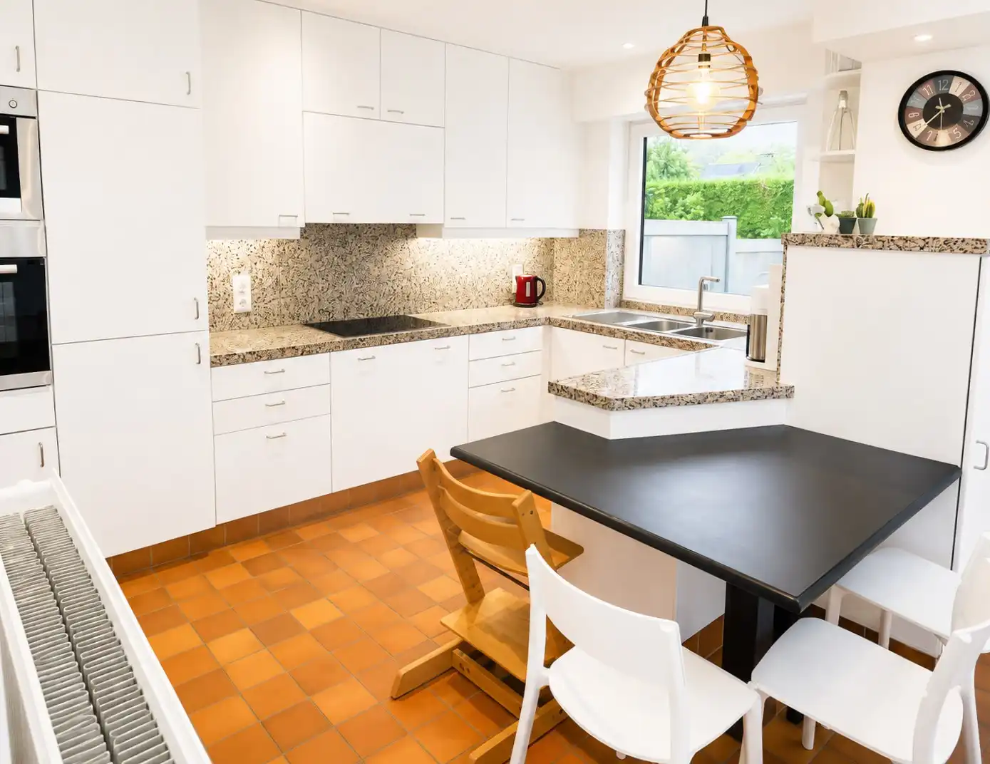 Gerenoveerde halfopen bebouwing met 4 slaapkamers, bureau, tuin en garage in Brasschaat foto 8