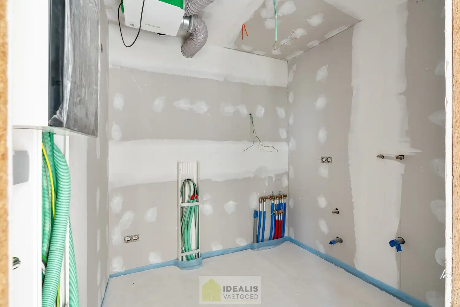 IDEALIS VASTGOED - PRACHTIGE CASCO+ PENTHOUSE MET EEN HEERLIJK LICHTRIJKE WOONKAMER MET OPEN KEUKEN EN AANSLUITEND ZEER RUIM TERRAS, 2 SLAAPKAMERS, BADKAMER, BERGPLAATS EN KELDERBERGING OP EEN GEGEERDE LOCATIE IN HET CENTRUM VAN PEER! Een aangename penthouse met een netto bewoonbare oppervlakte van +-102m² met veel lichtinval en grote glaspartijen en een ruim terras van maar liefst +- 22m², met apart kelderberging en fietsenstalling op een gegeerde locatie! Deze casco+ penthouse biedt op de 2de  verdieping een heerlijk ruime woonkamer met open keuken, een ruime inkom, een toilet, een bergplaats en toegang tot het ruim terras. Op de 3de  verdieping beschikt het penthouse over 2 slaapkamers en een badkamer. Een penthouse met vele troeven dus, nl. casco+ en nog volledig naar eigen smaak af te werken, een fijne locatie, veel lichtinval en ruime glaspartijen, zeer ruime leefruimte met open keuken, 2 slaapkamers, laag energieverbruik,… foto 12