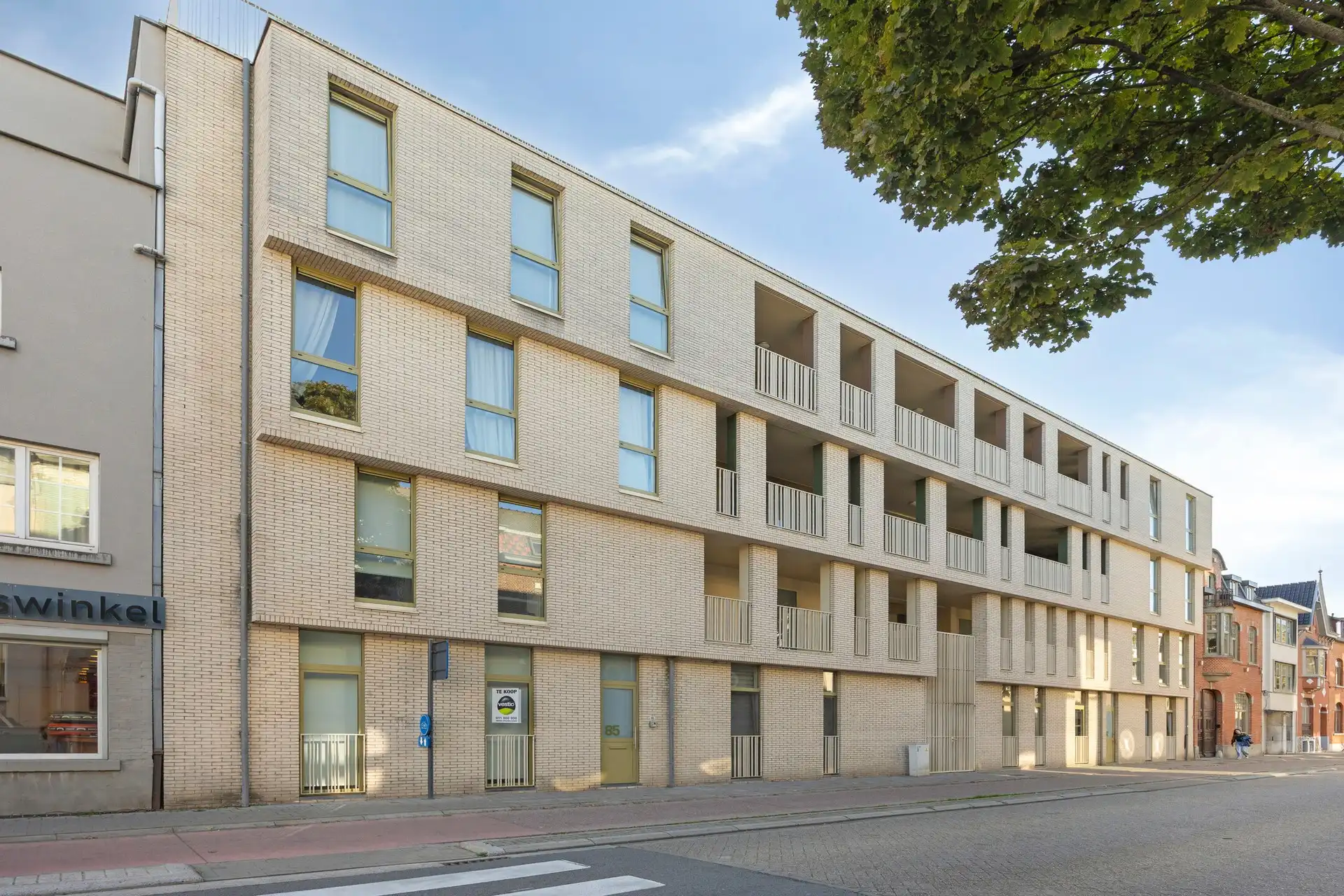 Lichtrijk gelijkvloers appartement met aparte toegang, 2 slaapkamers en plafonds van ca. 3 m foto 15