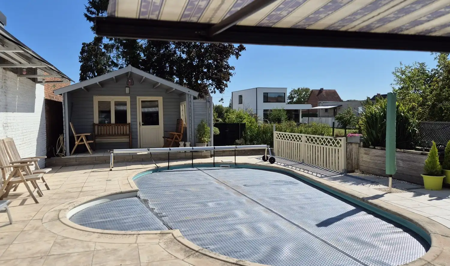 Instapklare gelijkvloerse parel met zwembad, zonnepanelen en ruimte voor zorg of professionele invulling foto 9