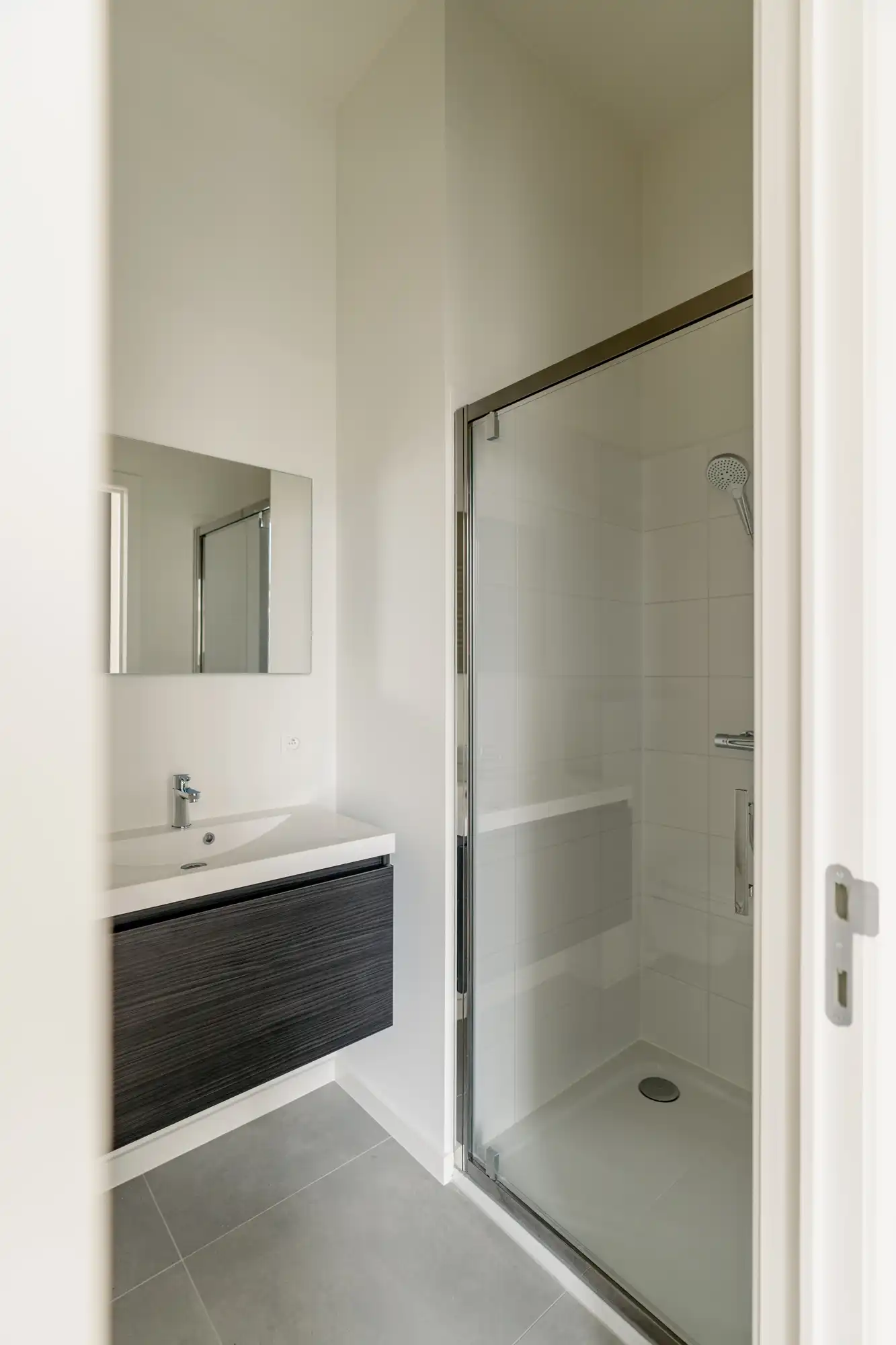 Max Dudler: uitgepuurde lijnen en Zwitserse precisie in een hoekappartement aan de Scheldekaaien. foto 14