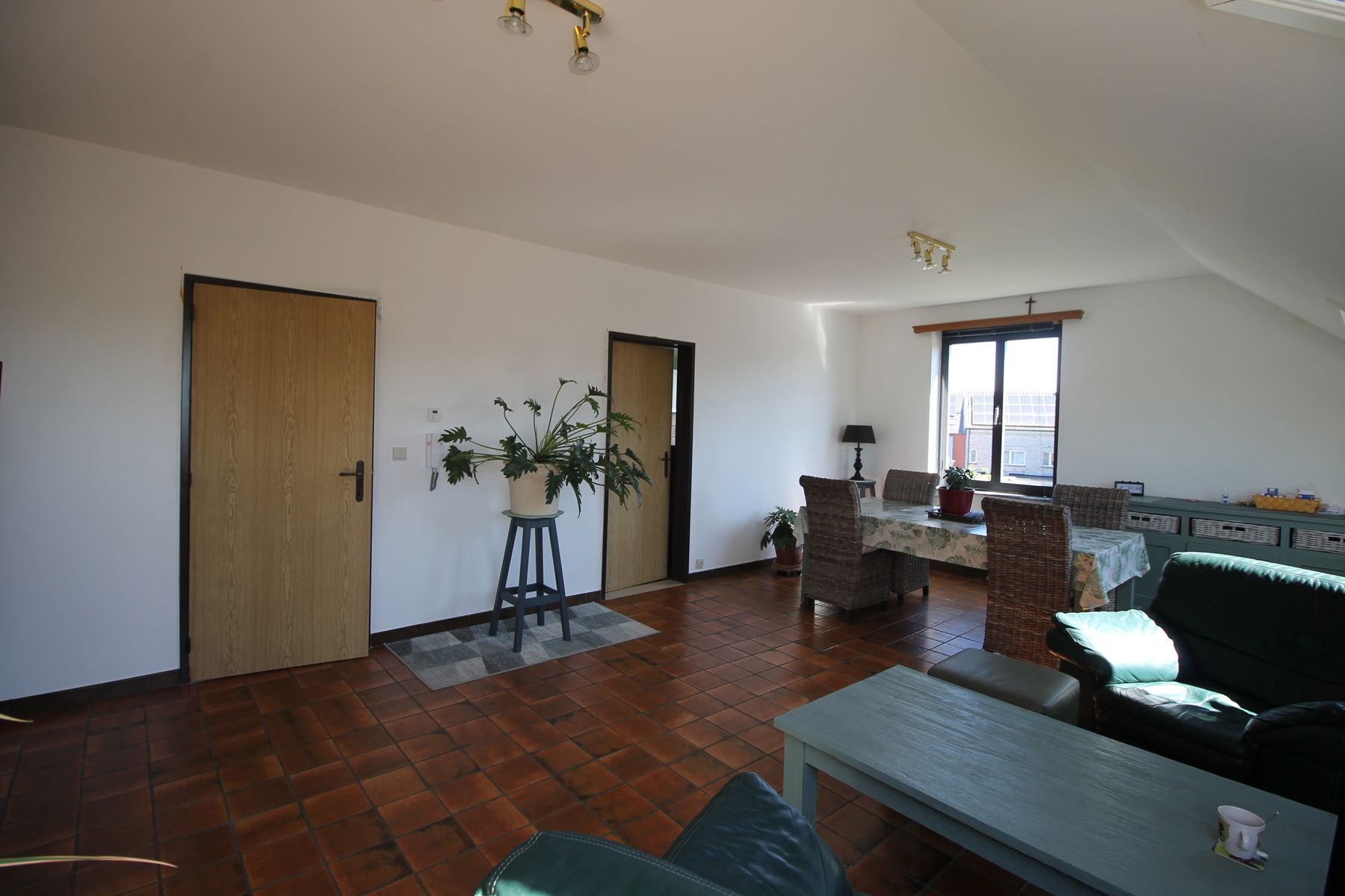 Ruim dakappartement op de tweede verdieping rechts met garagebox. foto 3