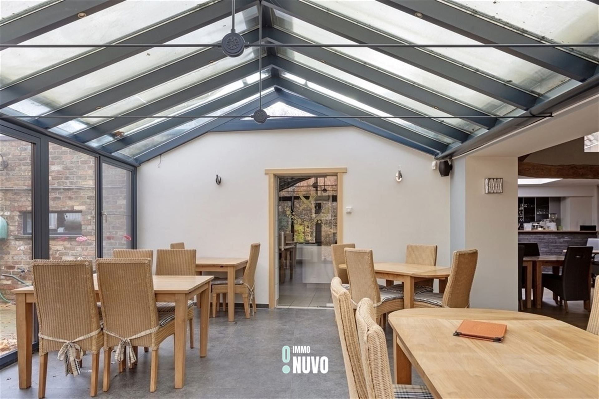 Polyvalent handelspand met woning op topligging  foto 2