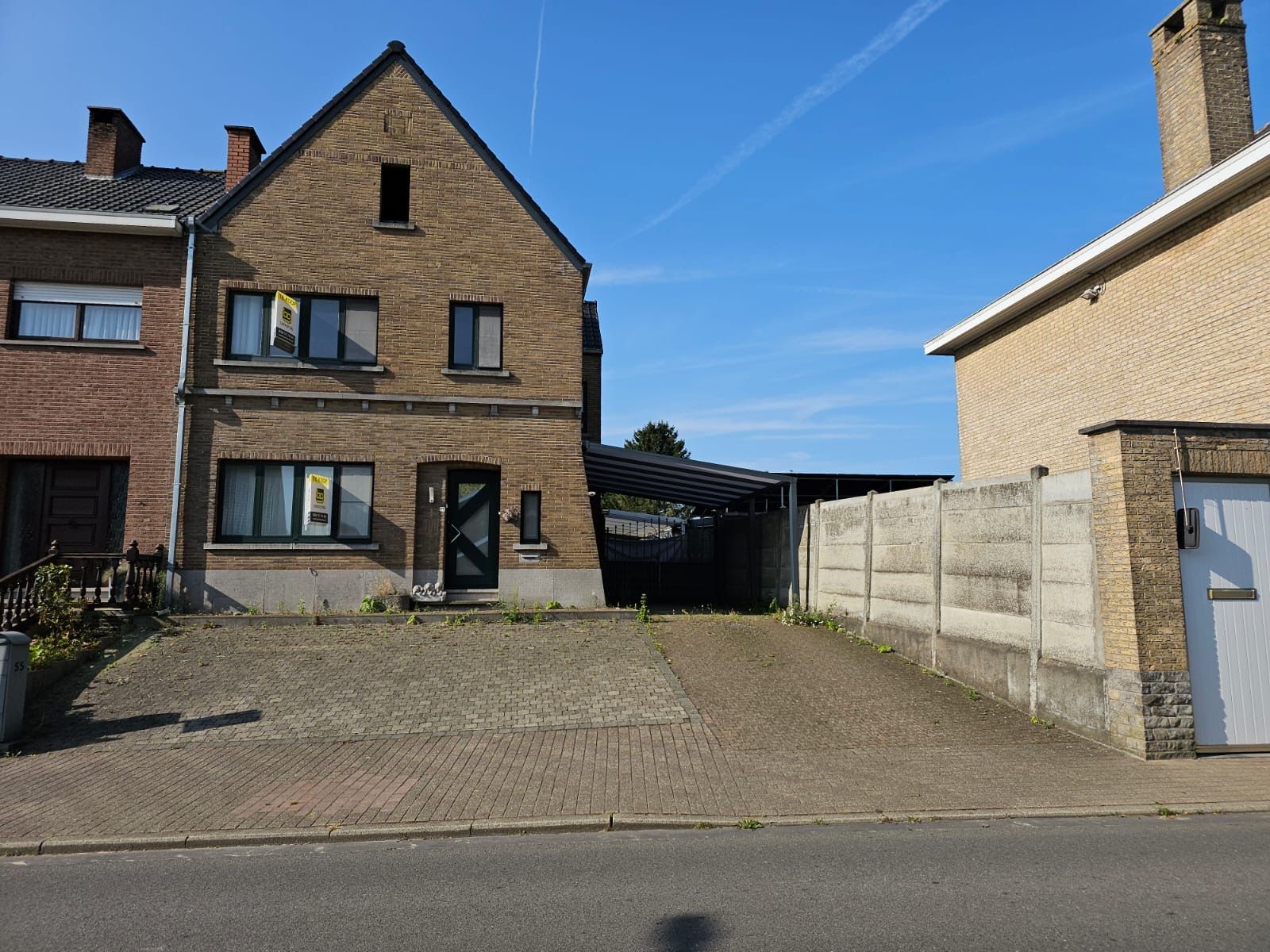 Ruime halfopen bebouwing met garage, 2 carports en tuin foto 2