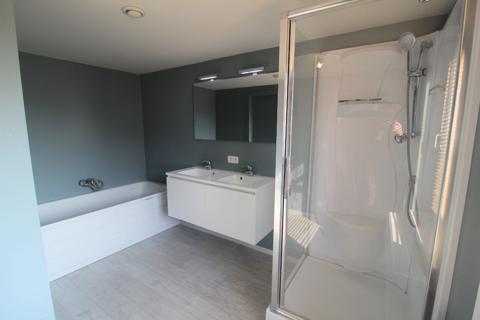 GERENOVEERD APPARTEMENT MET GEZELLIG TERRAS EN AUTOSTANDPLAATS foto 6