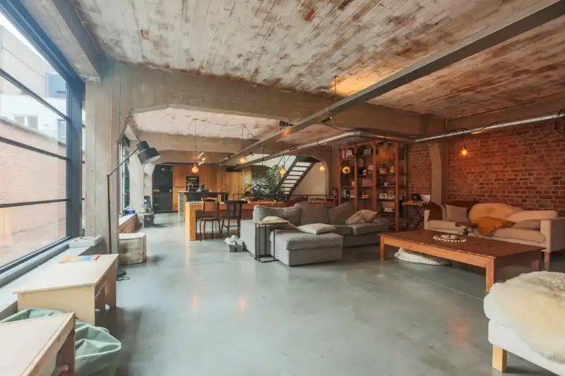 Centraal gelegen loft met 3 slaapkamers (meer mogelijk), garage voor 4 wagens, groot terras...(Energielabel A, elektriciteit goedgek...) foto 2