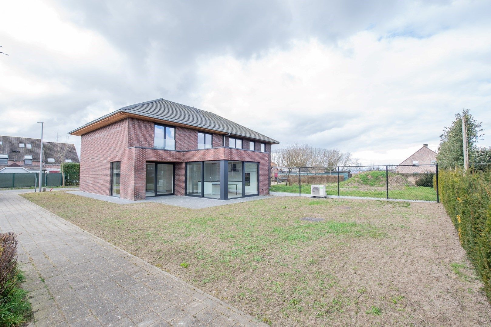 Nieuwbouwwoning met garage in Olsene foto 2