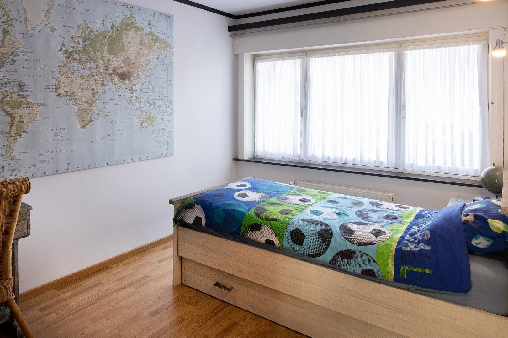 Ruime woning met 4 slpks, bureau en mogelijke praktijkruimte. foto 10