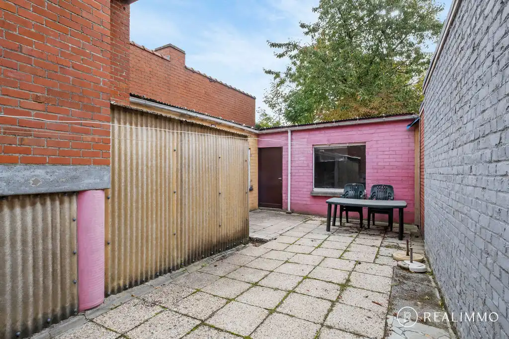 Stevige te renoveren woning in hartje Zwevegem! foto 11