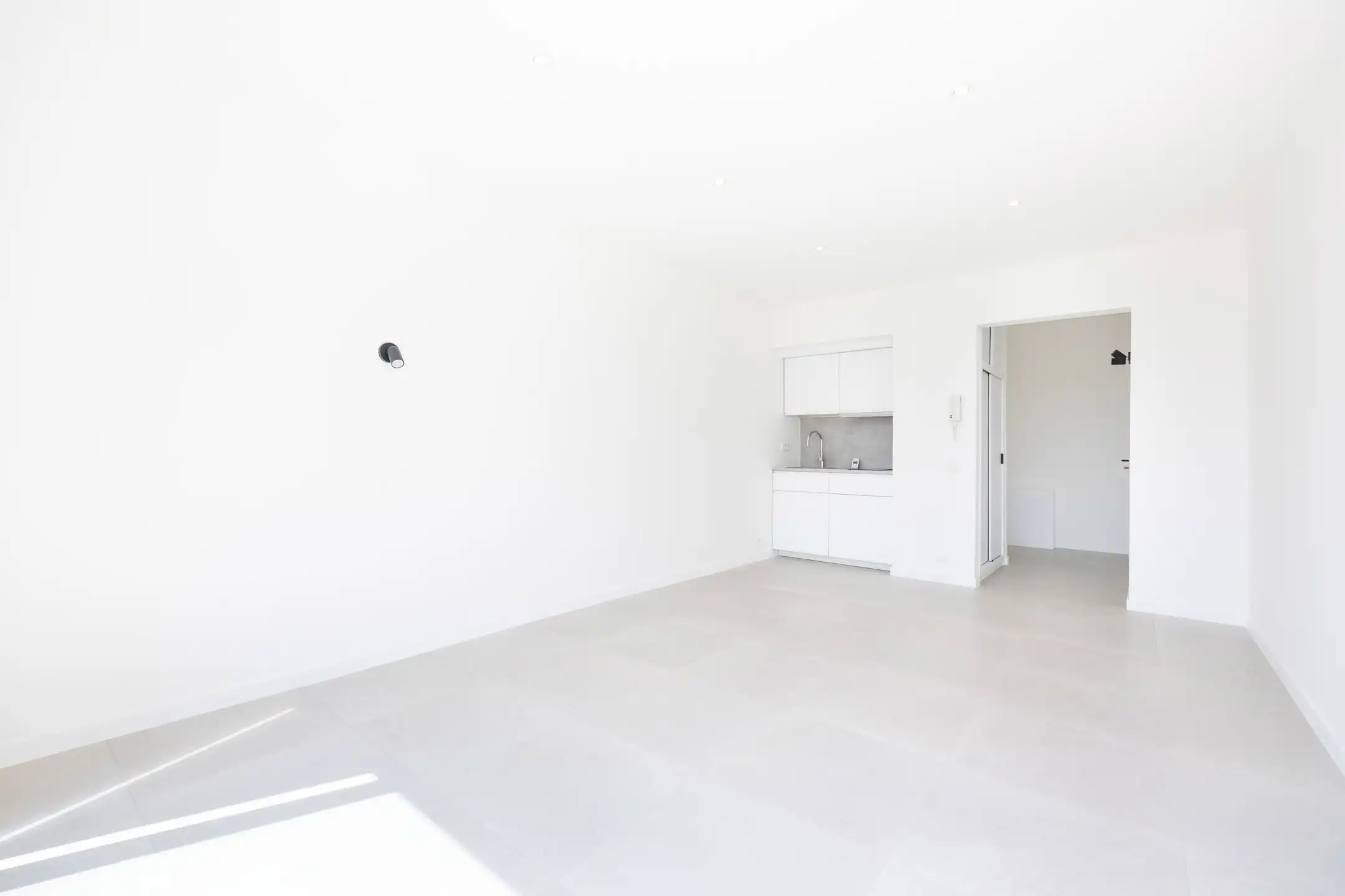 Mooie, zeer lichte studio foto 3