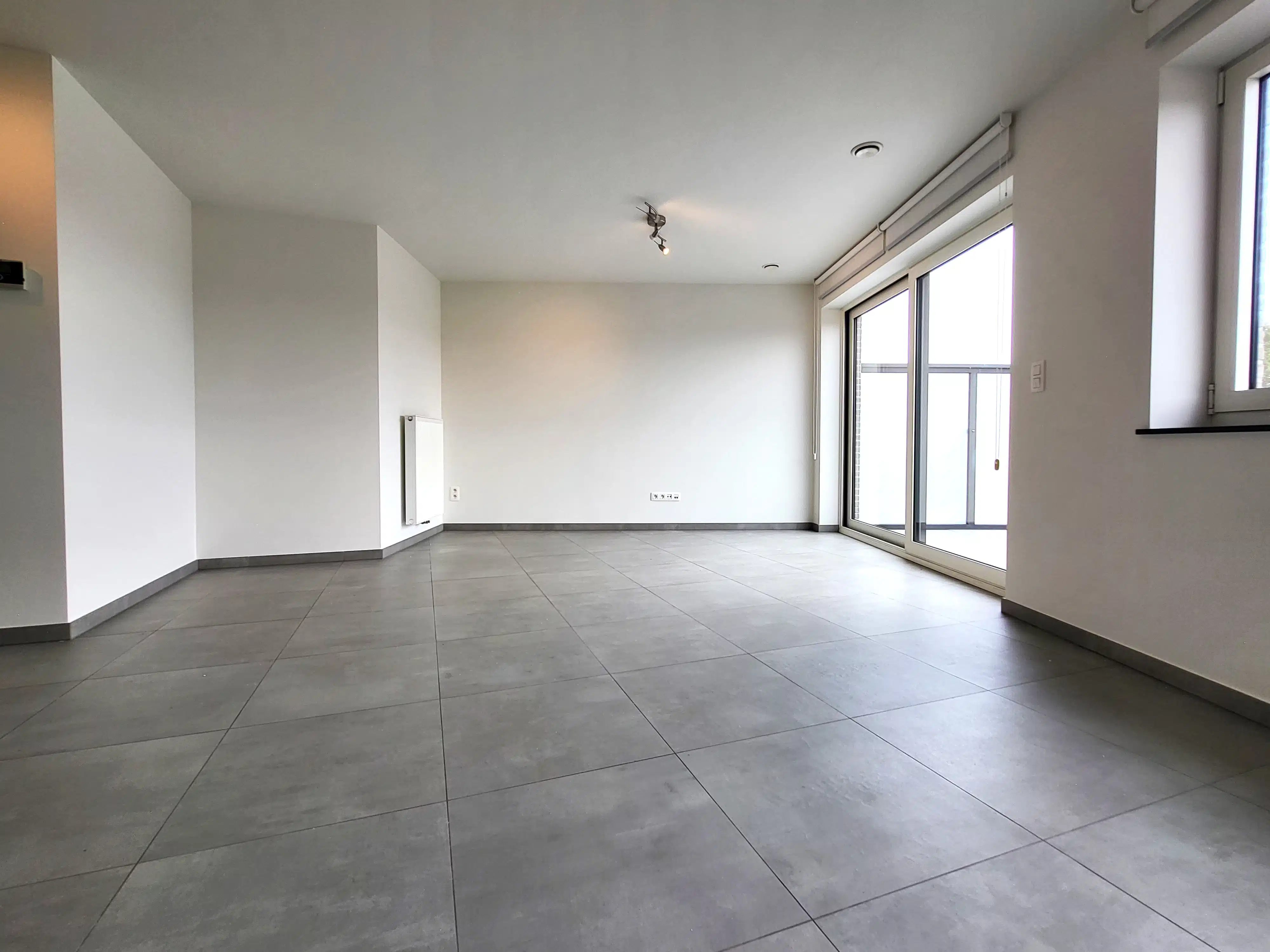 Ruim duplexappartement met 2 slaapkamers, terras en garage gelegen in het centrum van Zottegem. foto 10