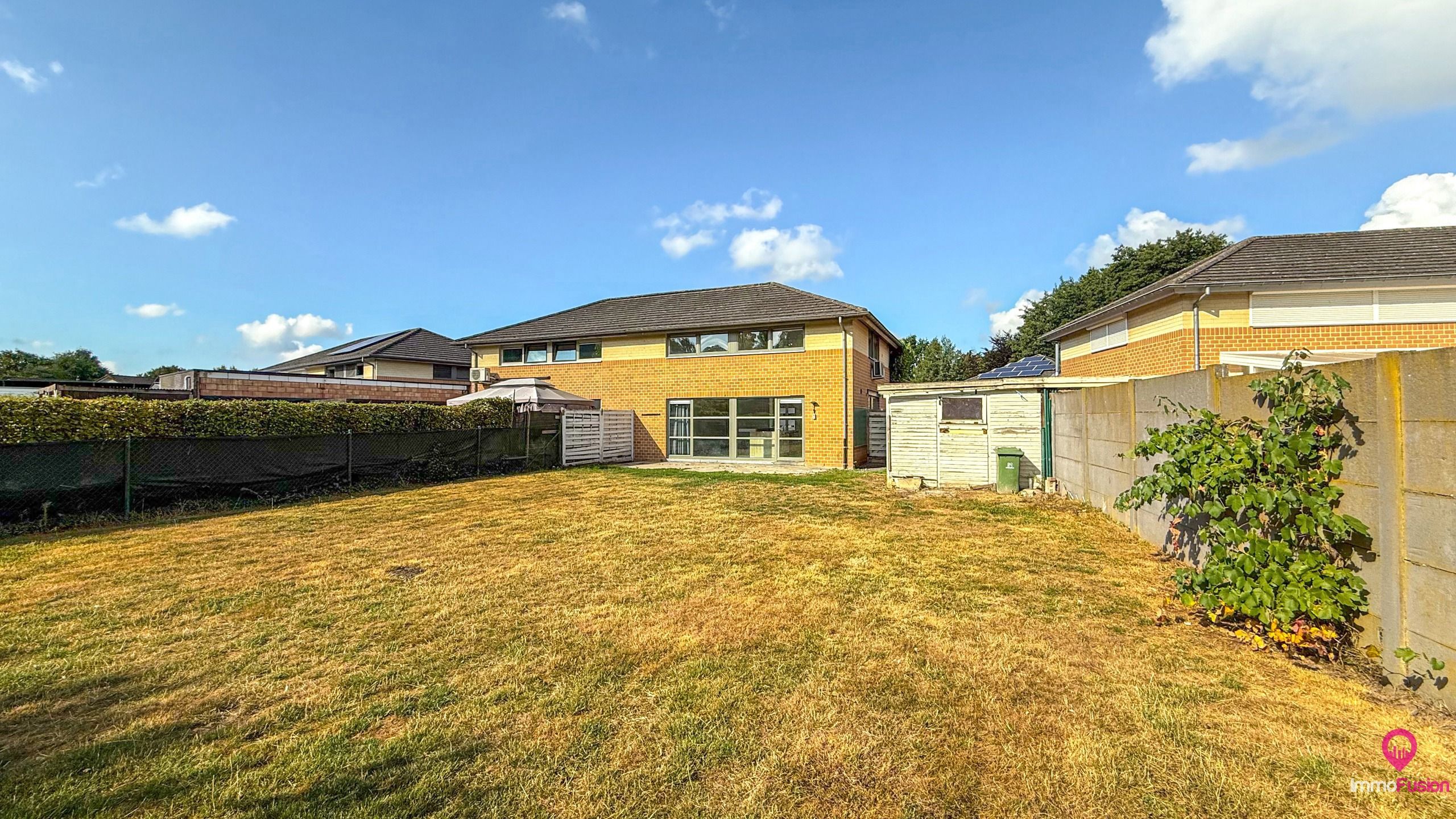 Te renoveren woning met grote tuin in doodlopende straat! foto {{pictureIndex}}