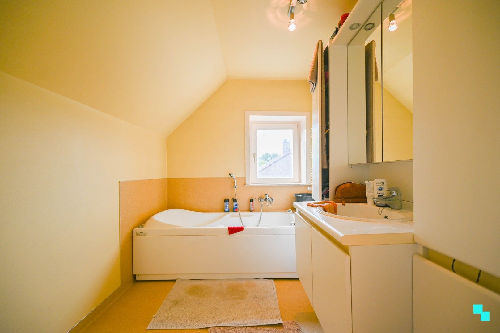 Alleenstaande, te renoveren villa in residentiële buurt foto 19