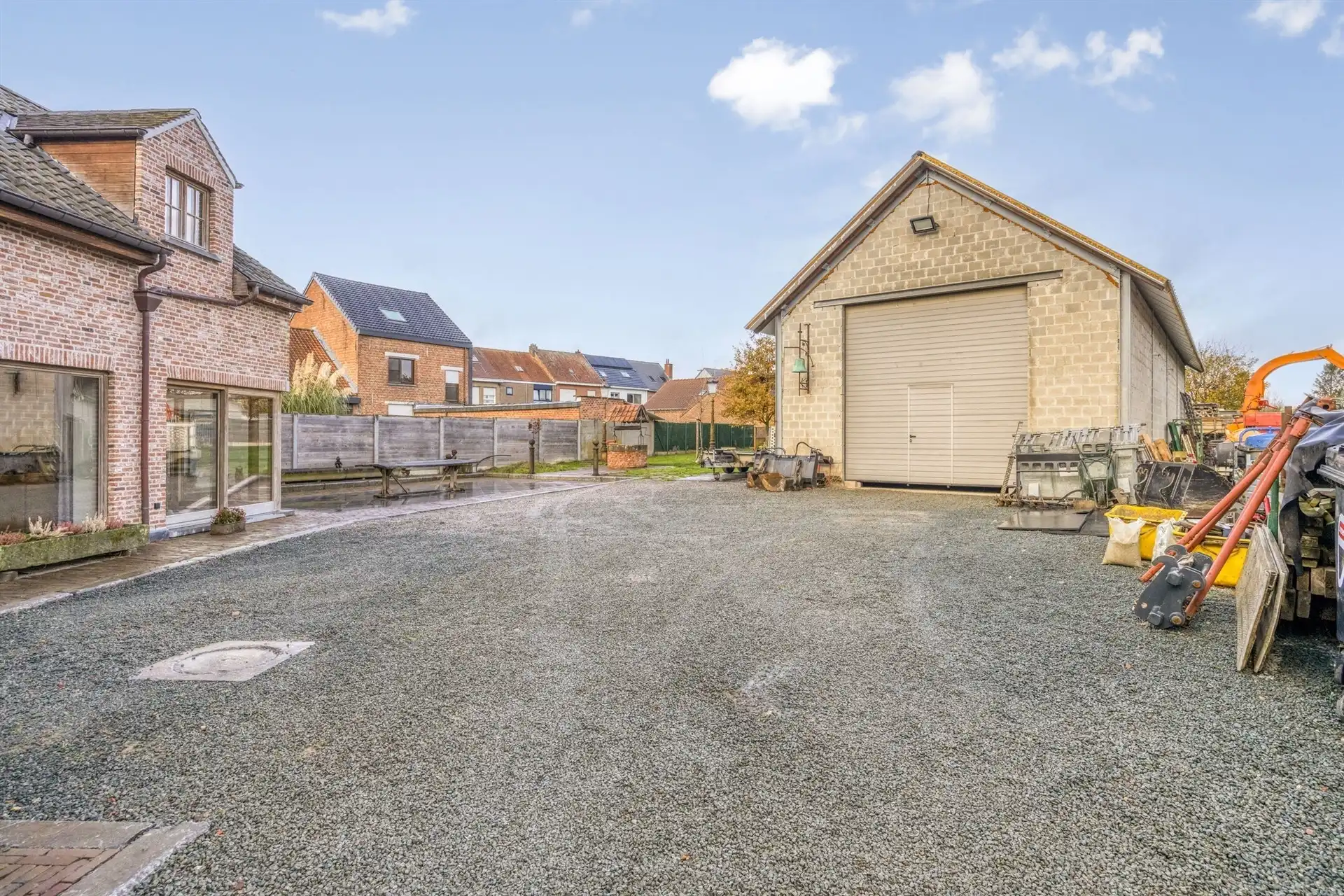 Volledige gerenoveerde woning met loods foto 2