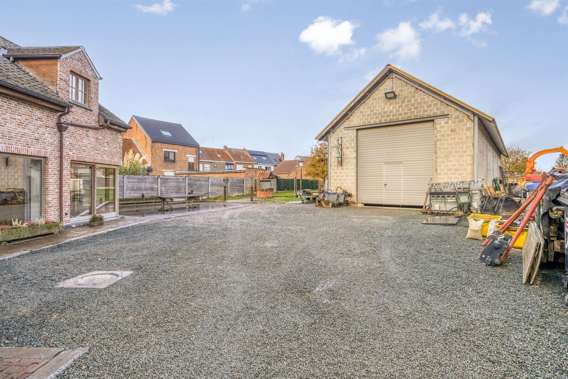 Volledige gerenoveerde woning met loods foto 2