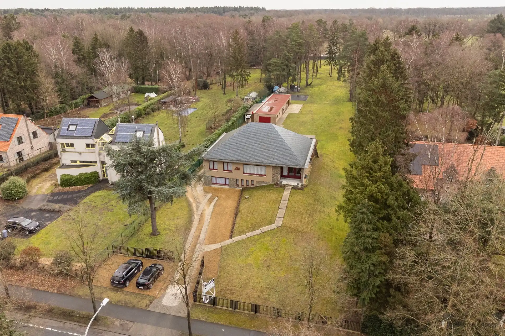 Villa met eindeloze mogelijkheden op 6270 m² grond foto {{pictureIndex}}