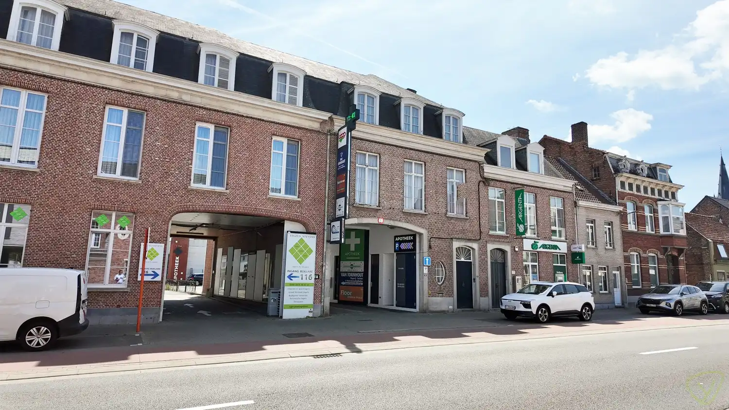 Gunstig gelegen handelsruimte tekoop in het centrum van Eeklo! foto {{pictureIndex}}