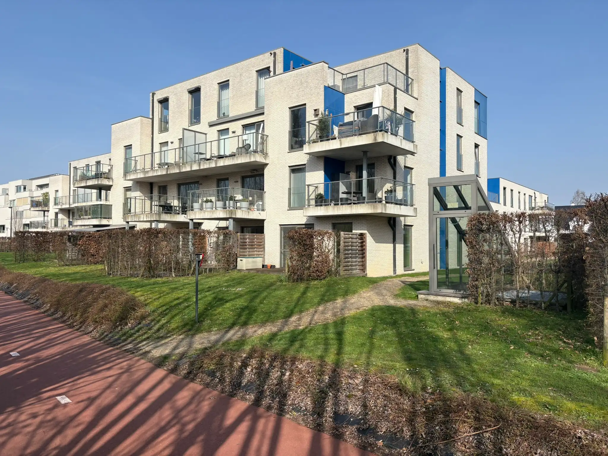 Centraal gelegen ruim appartement foto {{pictureIndex}}