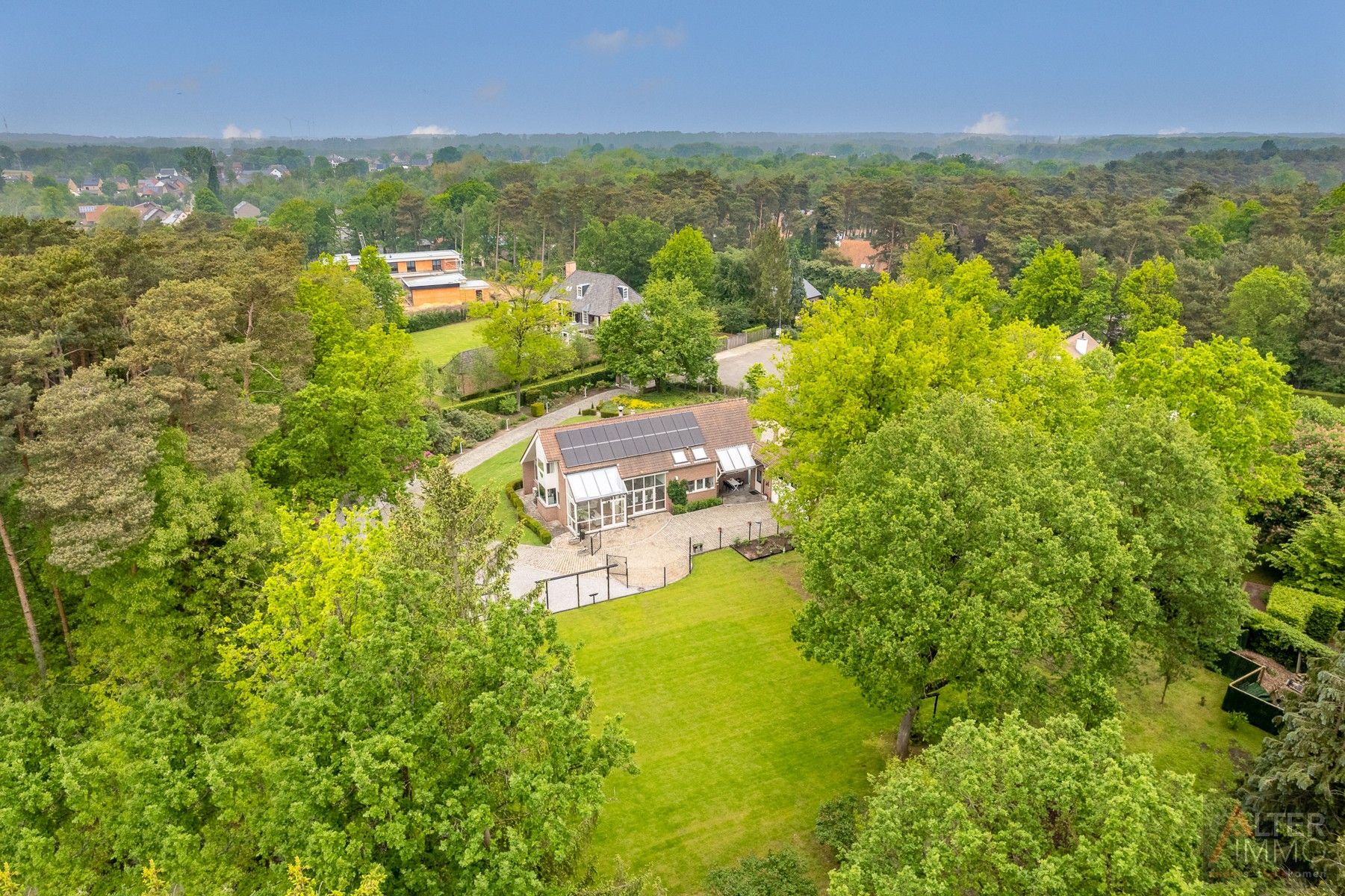 VERKOCHT! Uitzonderlijke villa in een schitterende residentiële, groene setting op een royaal perceel van 48a 15ca. te Zolder! foto 1