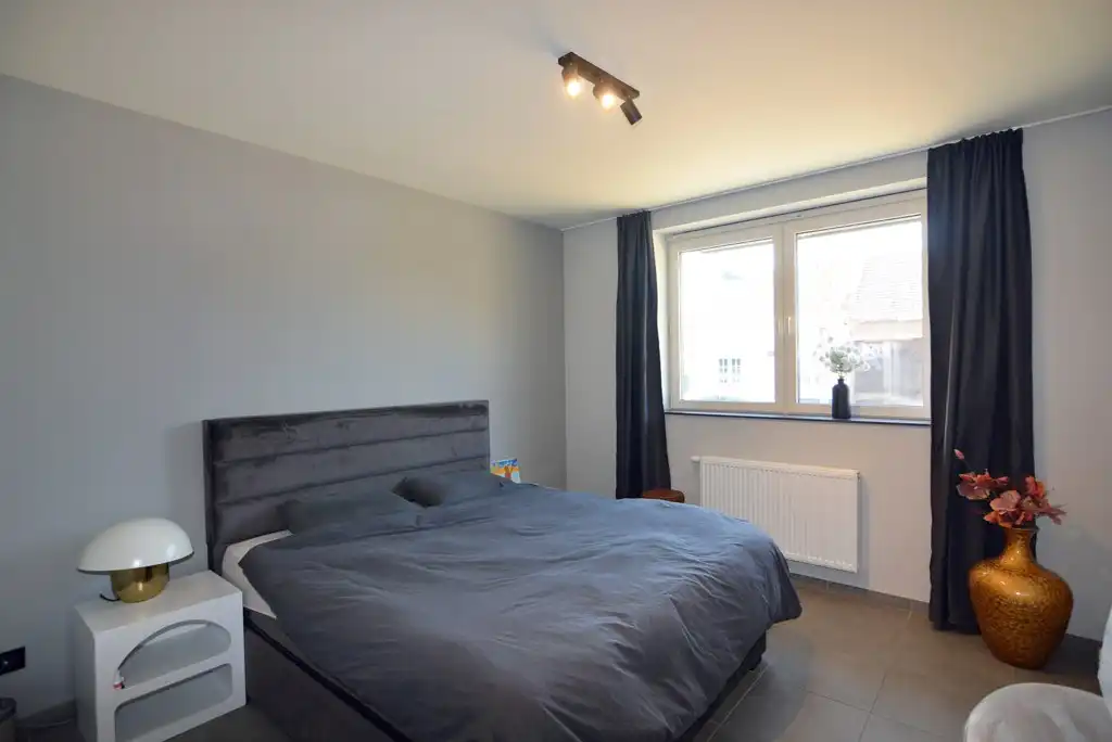 Gelijkvloers appartement met 2 slpk, ruim terras, tuin en 2 autostandplaatsen. foto 19